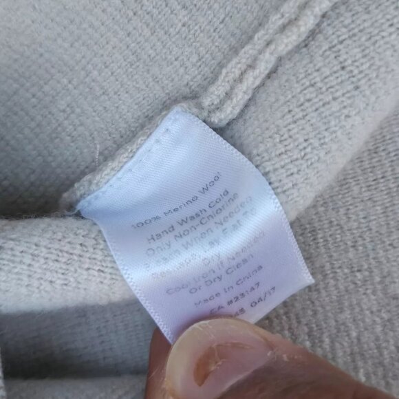 Talbots Petite Women Sweater Pure Merino Wool Long Sleeve Gold Tone Button XLP - Picture 9 of 10